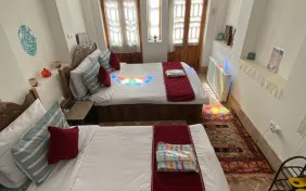 اتاق سه تخته رهی معیری (اقامت با صبحانه)