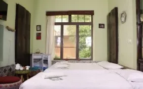 اتاق سه تخته حافظ (اقامت با صبحانه)