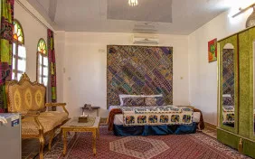 اتاق دوتخته دبل بالاخانه حیاط پنجم (اقامت با صبحانه)