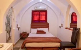 اتاق دو تخته دبل بالاخانه حیاط چهارم (اقامت با صبحانه)