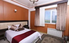 سوئیت مخصوص دو نفره (اقامت با صبحانه)