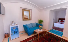 اتاق سه تخته 117(دو پله به سمت پایین) (اقامت با صبحانه)