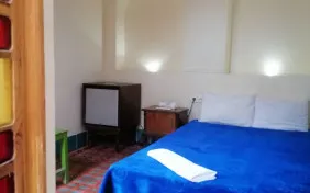 اتاق یک تخته ( بدون سرویس بهداشتی و حمام ) (اقامت با صبحانه)