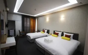 اتاق سه تخته vip (اقامت با صبحانه)