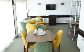 سوئيت معمولی برای سه نفر+یک کاناپه تخت شو (اقامت با صبحانه)