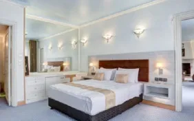 سوئیت رویال پنج تخته (اقامت با صبحانه)