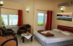 اتاق سه تخته رو به دریاچه (اقامت با صبحانه)