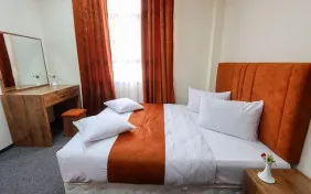 سوئیت یک خوابه سه نفره (دوتخته دبل+کاناپه تخت شو) (اقامت بدون صبحانه)