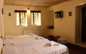 اتاق سه تخته فریدون مشیری (اقامت با صبحانه)