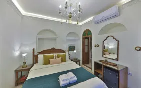 اتاق چهارتخته تاجی (اقامت باصبحانه)