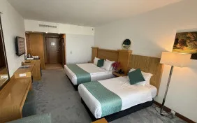 اتاق سه تخته توئین رو به دریا (اقامت با صبحانه)