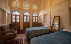 اتاق سه تخته شاه نشین با سرویس (اقامت با صبحانه)