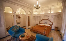 اتاق دوتخته دبل پنج دری (اقامت با صبحانه)