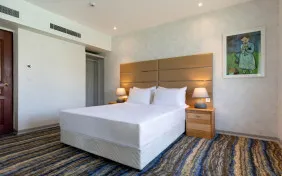 اتاق دوتخته لوکس روبه محوطه (اقامت با صبحانه)