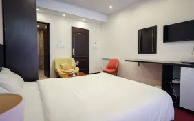 اتاق سه تخته رو به باغ (اقامت باصبحانه)