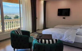 سوئیت vip پنج تخته روبه دریا (اقامت با صبحانه)