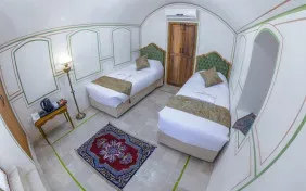 اتاق دو تخته توئین کاشانه 104(نیم طبقه رو به پایین) (اقامت با صبحانه)