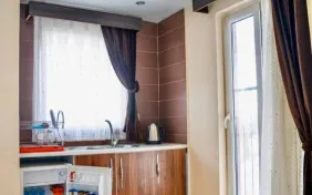 سوئیت شش نفره (یک تخت دو نفره+سه سرویس اضافه) (اقامت با صبحانه)