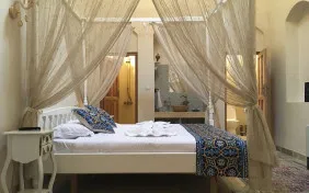 اتاق دو تخته شاه نشین (حیاط اصلی) (اقامت با صبحانه)