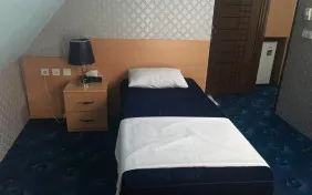 اتاق یک تخته (پنجره رو به پاسیو) (اقامت با صبحانه)