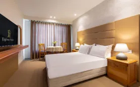 اتاق دوتخته لوکس روبه دریاچه (اقامت با صبحانه)