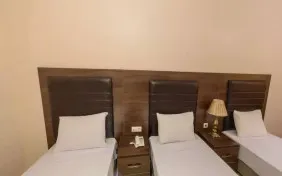 اتاق سه تخته کلاس B (طبقه همکف) (اقامت با صبحانه)