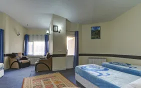 اتاق پنج تخته رو به جنگل (اقامت با صبحانه)