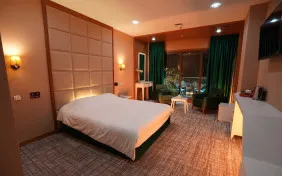 سوئیت چهارنفره(دبل+کاناپه) (اقامت باصبحانه)