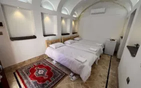 اتاق سه تخته حیاط (اقامت با صبحانه)