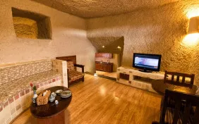 سوئیت امپریال دو خوابه پنج نفره (اقامت با صبحانه)