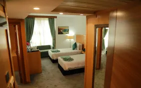 اتاق دو تخته توئین رو به دریا (اقامت با صبحانه)