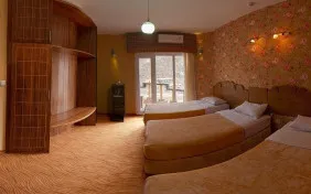 سوئیت رویال پنج نفره رو به باغ (اقامت با صبحانه)