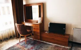 اتاق دوتخته توئین رو به جاده (اقامت با صبحانه )