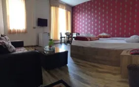 سوئیت پنج نفره (اقامت با صبحانه )