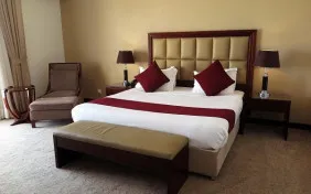 اتاق دو تخته دبل رو به پارک (اقامت با صبحانه)