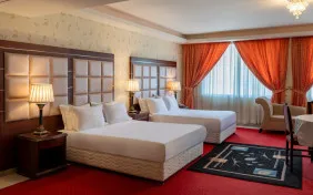 اتاق سه تخته استاندارد رو به دریاچه (اقامت با صبحانه)