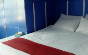 سوئیت سه خوابه شش نفره (پنج تخته+یک سرویس اضافه) (اقامت با صبحانه)