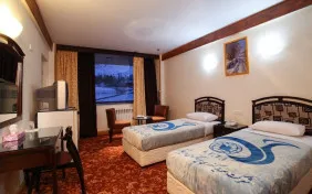 اتاق دو تخته پشت به پیست هتل یک (اقامت با صبحانه)