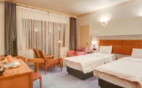 اتاق دو تخته پشت به پیست هتل دو (اقامت با صبحانه)