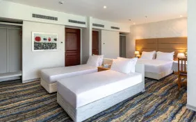 سوئیت لوکس چهارتخته روبه محوطه (اقامت با صبحانه)