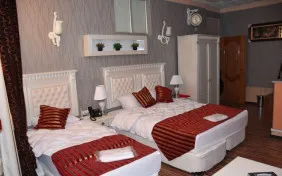 سوییت سه نفره (دبل + سینگل) (اقامت با صبحانه)