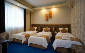 اتاق سه تخته پشت به محوطه (اقامت با صبحانه)