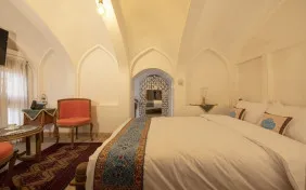 اتاق دو نفره بالا خانه طلوع(سرویس بهداشتی خارج ازاتاق) (اقامت با صبحانه)