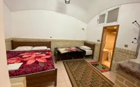 اتاق سه تخته زیرزمین (اقامت با صبحانه)