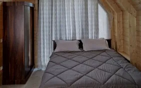 کلبه سوئیسی چهارتخته(دوتخت+کاناپه) (اقامت با صبحانه)