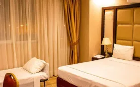 اتاق سه تخته (دو تخته+یک سرویس اضافه) (اقامت با صبحانه)