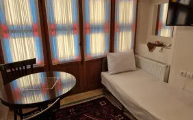 اتاق سه تخته فیروزه(کاناپه تخت شو) (اقامت با صبحانه)