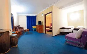 سوئیت یک خوابه چهار نفره رو به دریا (اقامت با صبحانه)