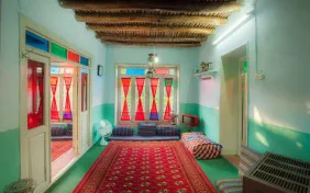 اتاق هشت نفره کفخواب (اقامت با صبحانه)