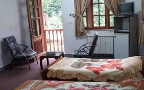 سوئیت سه تخته بالکن دار رو به جنگل (اقامت با صبحانه)